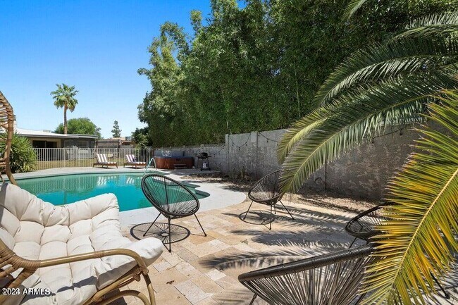 Building Photo - 3915 E Larkspur Dr