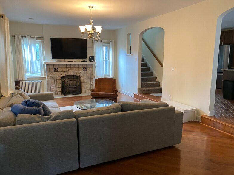 Building Photo - 5459 Fair Oaks St