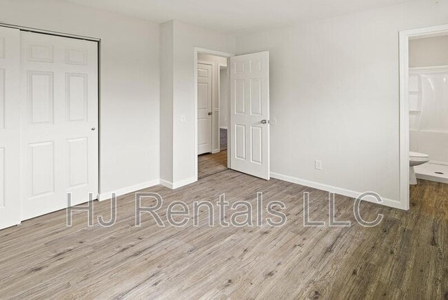 Building Photo - 650 Sherwood Dr