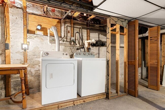 Building Photo - 9-11 Cross St