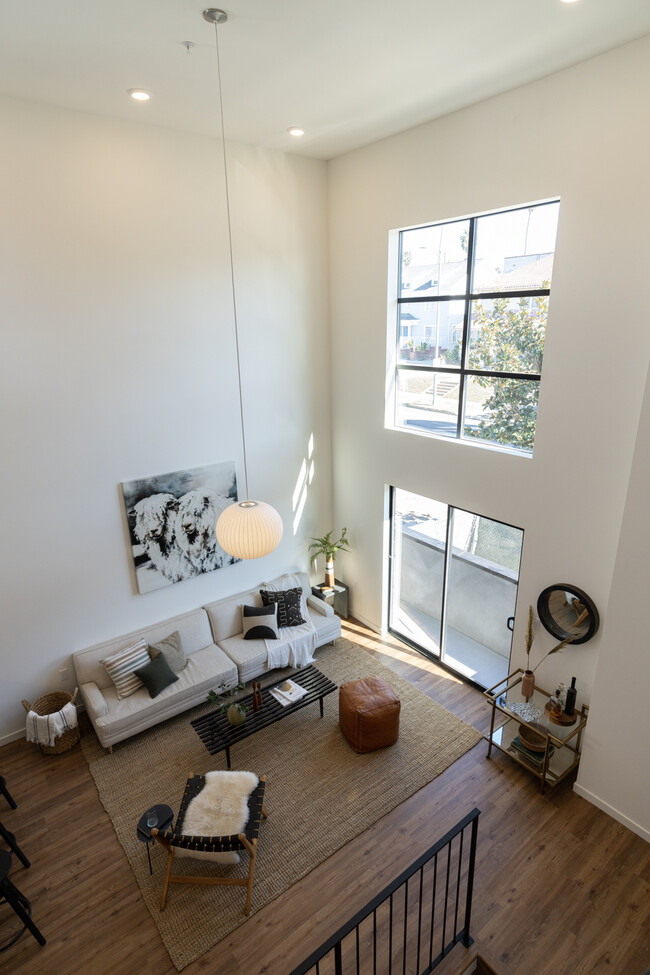 Building Photo - 527 S Wilton Pl