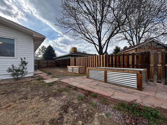 Building Photo - Wonderful Large 5 Bedroom House with Fenced Back Yard and 2-Car Garage