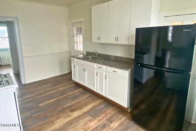 Building Photo - 163 Paine St