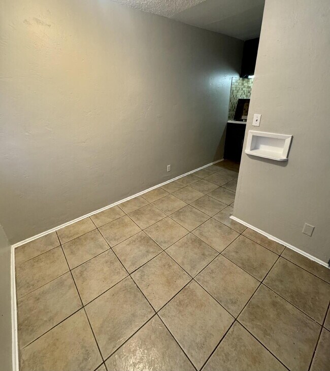 Building Photo - Fresh, Comfortable & Easy to Show!