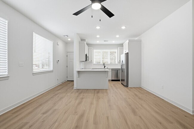 Building Photo - 3 Bed | 2 Bath Luxury Duplex