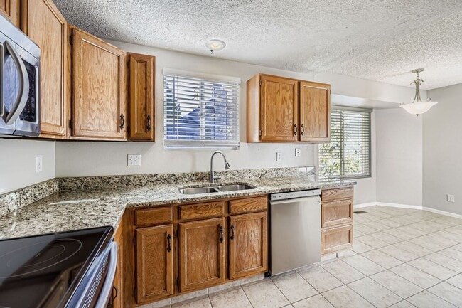 Building Photo - Beautiful 3-Bedroom Home with Open Floor P...