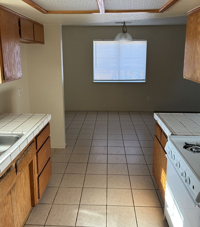 Building Photo - 3 Bedroom 2 Bath Home