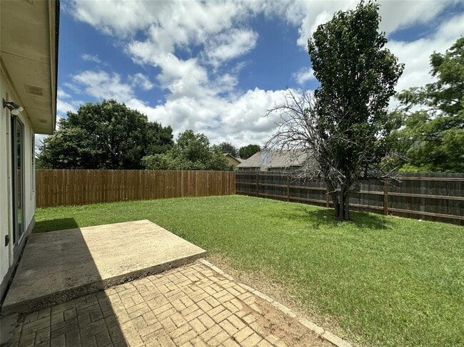 Building Photo - 610 Riverway Ln