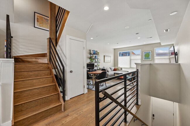 Building Photo - Gorgeous Upper Level 2BR/2.5BTH Condo with Rooftop Deck and Reserved Parking!