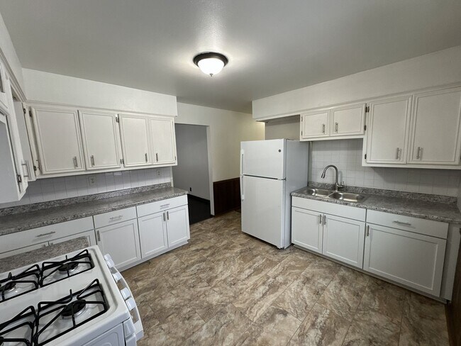 Building Photo - 6528 W Lawn Ave