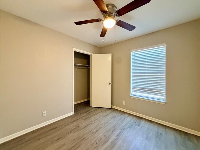 Building Photo - 1403 Long Branch Dr