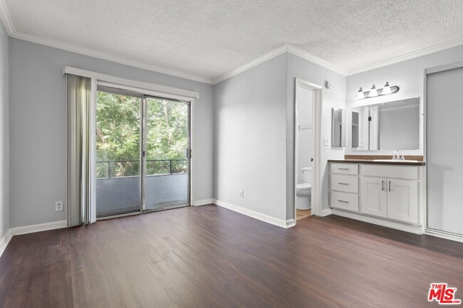 Building Photo - 5555 Carlton Way