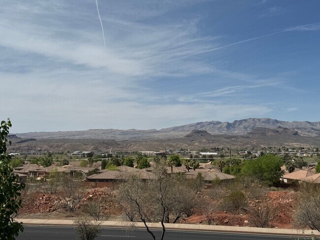 Building Photo - Highly Desirable Lakota Ridge!