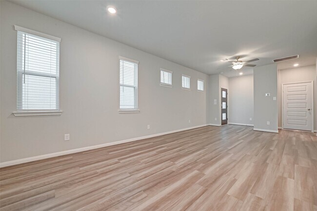 Building Photo - 16108 Oregon Oak Dr