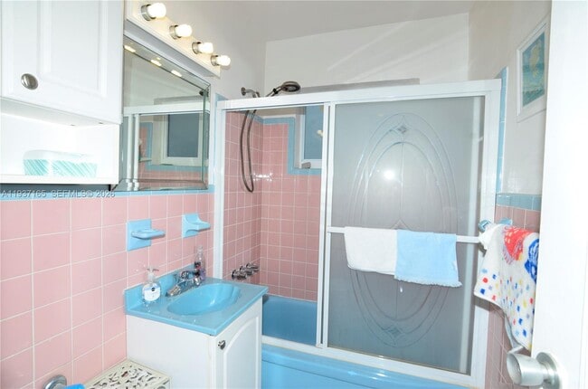 Building Photo - 7430 Byron Ave