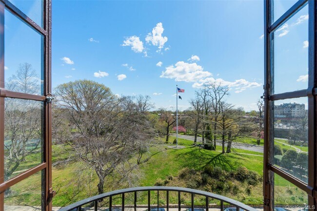 Building Photo - 14 N Chatsworth Ave