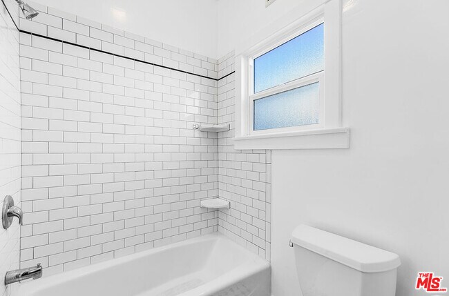 Building Photo - 1603 1/4 N Harvard Blvd