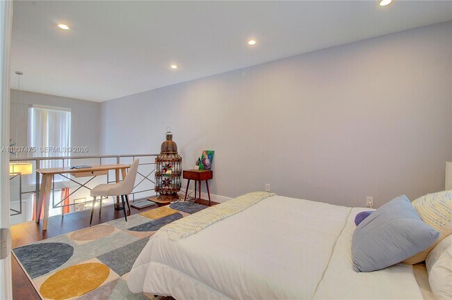 Building Photo - 6865 Bay Dr