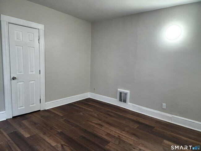 Building Photo - 402 Park St