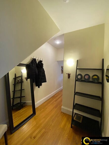 Building Photo - 17 Centre St