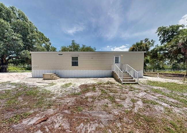Building Photo - 720 N Riverside St