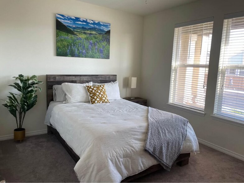 Building Photo - 2656 E 163rd Ave