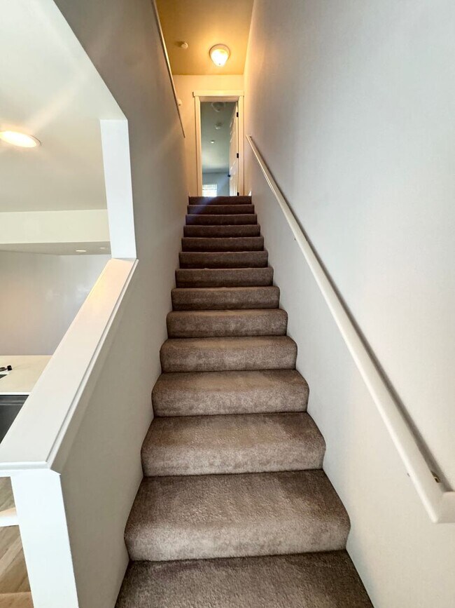 Building Photo - Spacious is Aqua Highlands one bedroom plu...