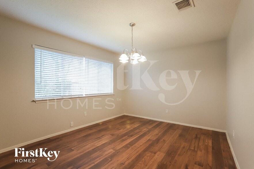 Building Photo - 2026 Summer Pl Dr