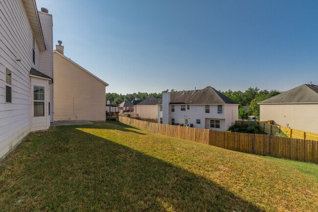 Building Photo - Spacious 4 bedroom 2.5 bath