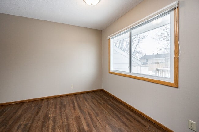 Building Photo - 6507 Laurel Ln NE