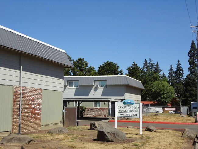 Building Photo - Charming 2 Bed, 1 Bath Canby Townhouse-Style Duplex!