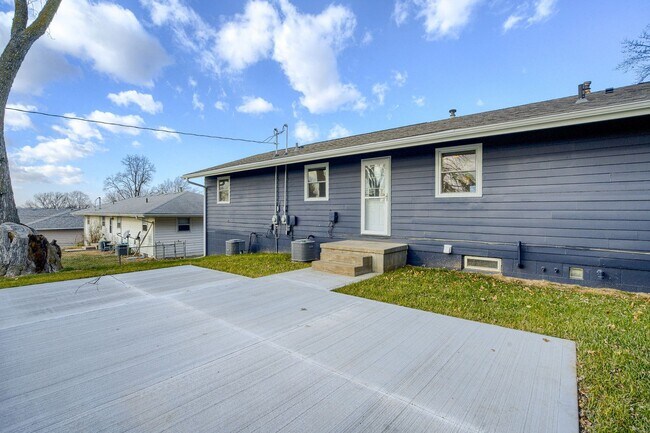 Building Photo - UPDATED 2 Bedroom Duplex With Garage!!