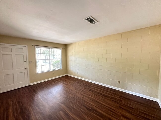 Building Photo - 2 bedroom 1 bath duplex available for rent!
