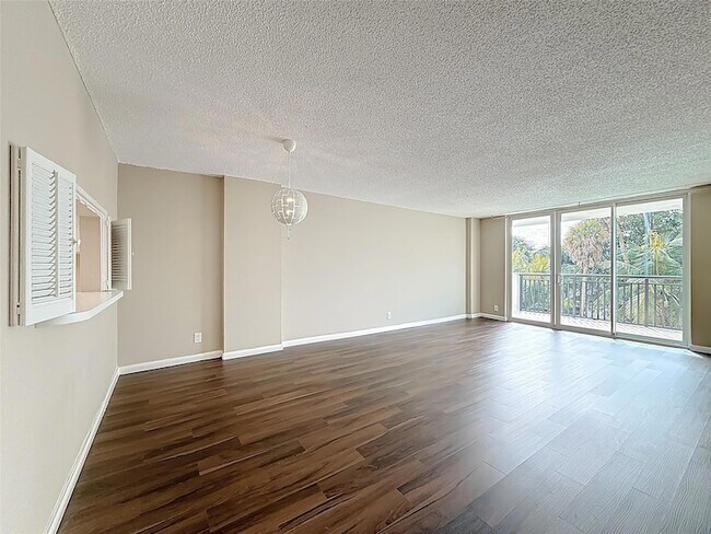 Building Photo - 1147 Hillsboro Mile Unit 506