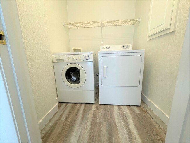 Building Photo - Two Oversized Rooms is what you looking for!