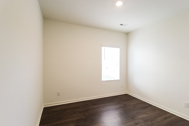 Building Photo - 5599 Timber Leaf Lp