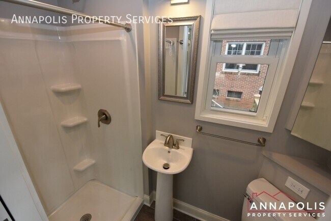 Building Photo - 209 Claude St