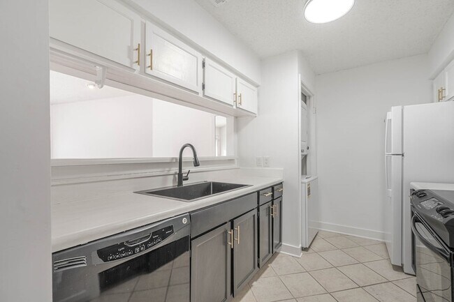 Building Photo - 2277 S Kirkwood Rd