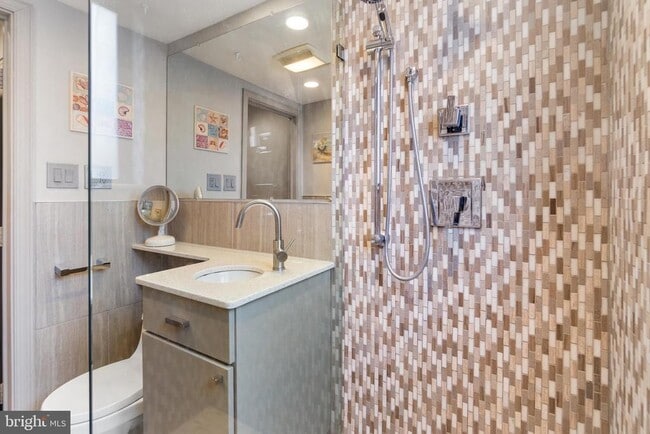 Building Photo - 1593 N Colonial Terrace