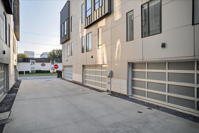 Building Photo - 4905 Camdale Ct