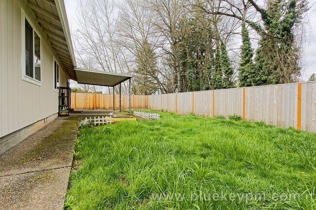 Building Photo - 3 Bed, 2 Bath home in Milwaukie