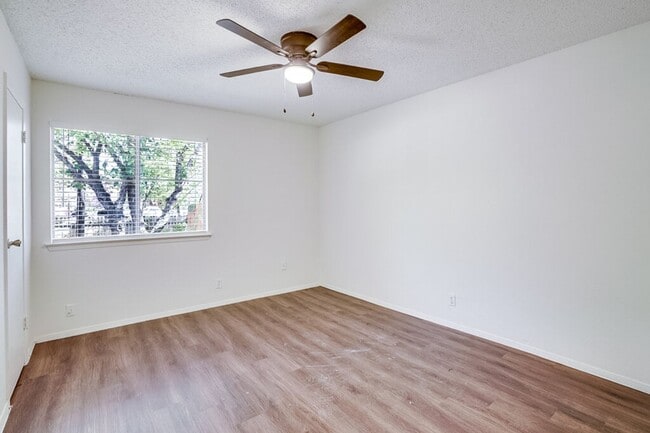 Building Photo - 907 Fieldwood Dr