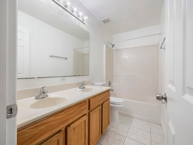 Building Photo - 981 SW McElroy Ave