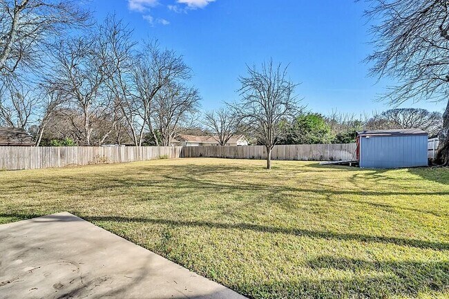 Building Photo - 3205 Village Park Dr
