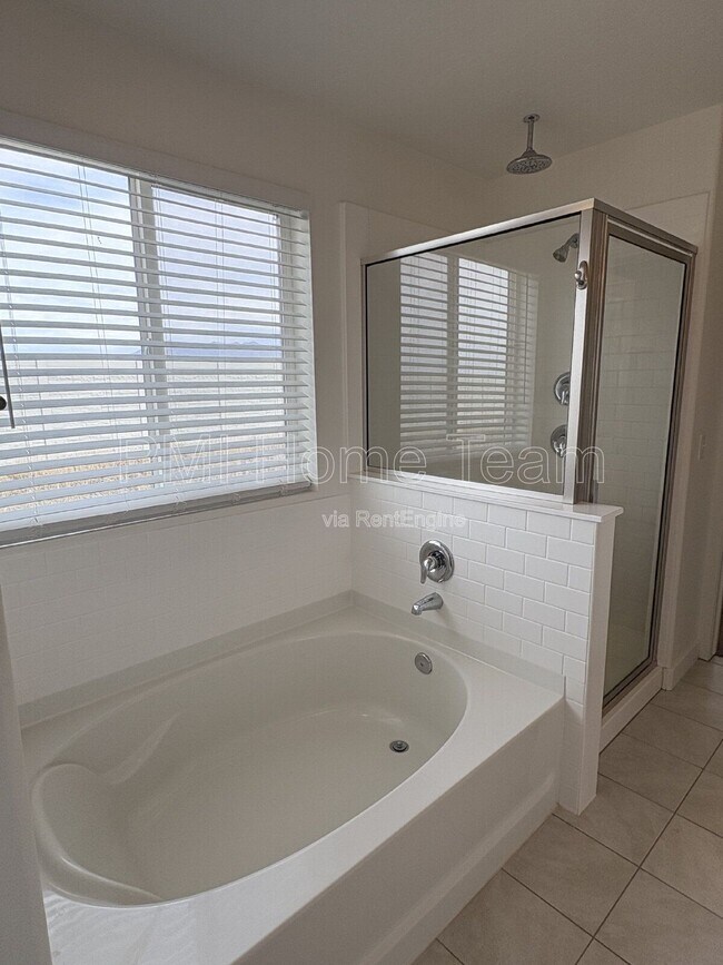 Building Photo - 1616 W Parkview Dr