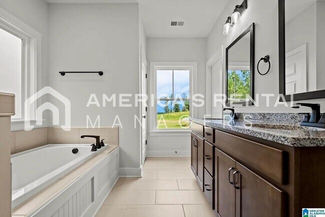Building Photo - Rare 5 Bedroom Home for Rent!