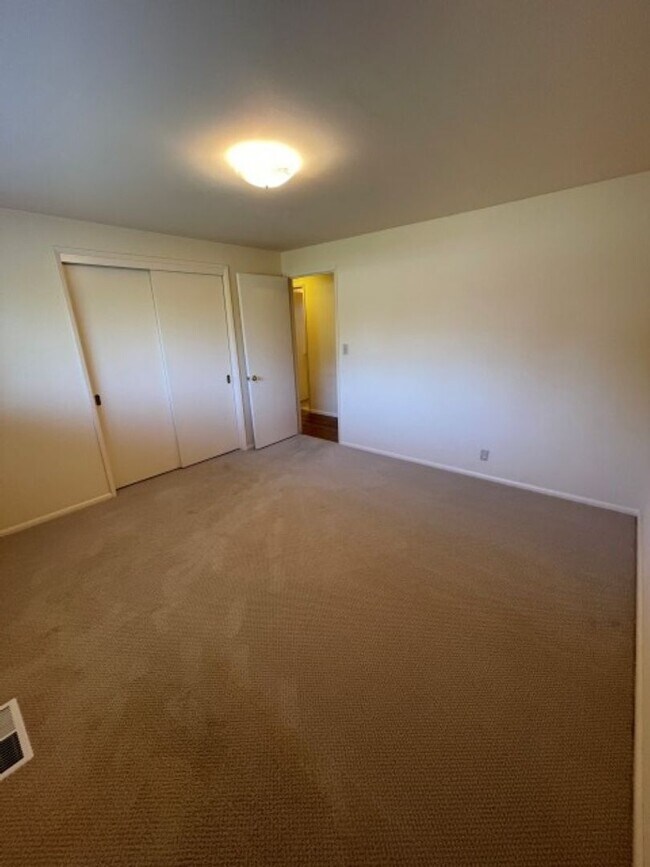 Building Photo - 3Bd/1.75Ba Shoreline House