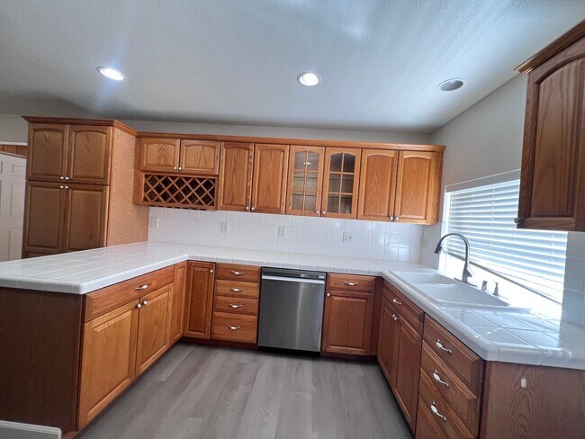 Building Photo - EBS T 37565