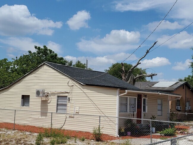 Building Photo - 208 Sears Ave NE