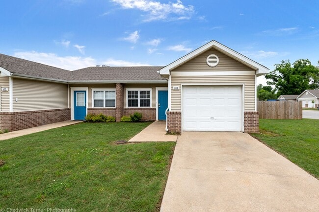 Building Photo - 2 Bedroom Duplex with Fenced In Backyard- ...